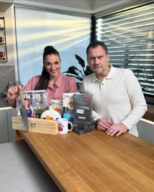 Sebastian Fitzek Instagram - Gewinnspiel I Verlosung: Gewinne signierte Bücher von Sebastian und Sally, Tour Tickets für Sebastians Arena Tour und Küchenartikel von Sally. 

Schreibe dafür gerne in die Kommentare was deiner Meinung nach passiert sein könnte, so dass wir rote Spritzer auf unserer Kleidung haben? 🤯🩸 die Auflösung findest du auch in unserem gemeinsamen Kochvideo „Küche frei! für Sebastian Fitzek“. Kreative Antworten sind aber auch erwünscht 😏

Unter allen Kommentaren wird folgendes verlost:
•⁠ ⁠Signierte Bücher von Sebastian: Elternabend, Die Einladung
•⁠ ⁠Signierte Bücher von Sally: Backen für jeden Anlass, Kochen für jeden Anlass 
•⁠ ⁠Signierte Autogrammkarten
•⁠ ⁠Lesezeichen aus dem @fitzekshop 
•⁠ ⁠Sallys Olivenöl, Wabenpfanne, Masuta Damast Messer aus dem @sallyswelt.shop 

Teilnahme:
@sebastianfitzek & @sallyswelt folgen, Beitrag liken und kommentieren; Du kannst das Gewinnspiel gerne in deiner Story teilen, aber es ist keine Voraussetzung.

Wichtiger Hinweis: !
Der Gewinner wird ausschließlich von meinem offiziellen Profil @sallyswelt benachrichtigt. Per PN, niemals von einem anderen Profil!

•⁠ ⁠Teilnahmeschluss ist der 08.04.24, 23:59 Uhr
•⁠ ⁠Der Gewinner wird nach dem Zufallsprinzip ermittelt und ausschließlich von diesem Profil kontaktiert.
Das Gewinnspiel steht in keiner Verbindung zu Instagram und wird in keiner Weise von Instagram gesponsert, unterstützt oder organisiert. Der Rechtsweg ist ausgeschlossen. Den Teilnehmern entstehen gegenüber Instagram aus der Teilnahme an dem Gewinnspiel keinerlei Ansprüche.

https://acrobat.adobe.com/id/urn:aaid:sc:EU:ea5a5cc0-886e-4a15-bec0-177db828f4d8

Wir wünschen euch viel Glück ❤️