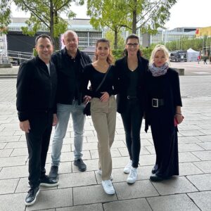 Sebastian Fitzek Instagram - Frankfurter Buchmesse 2023 📚
Danke für viele tolle Momente und herzlichen Glückwunsch an @jana.craemer für den TikTok Book Award als Autorin des Jahres 2023 👏

@buchmesse 

#sebastianfitzek #fitzek #fbm23 #buchmesse #booktok #fitzekeinladung