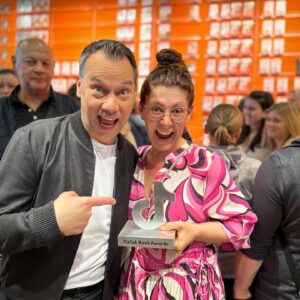 Sebastian Fitzek Instagram - Frankfurter Buchmesse 2023 📚
Danke für viele tolle Momente und herzlichen Glückwunsch an @jana.craemer für den TikTok Book Award als Autorin des Jahres 2023 👏

@buchmesse 

#sebastianfitzek #fitzek #fbm23 #buchmesse #booktok #fitzekeinladung