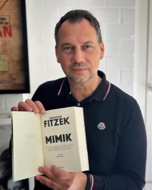 Sebastian Fitzek Instagram - MIMIK GOES GREECE 🇬🇷 Το ψυχολογικό μου θρίλερ, ΜΙΜΙΚ, κυκλοφορεί στα ελληνικά! Ανυπομονώ πολύ να γνωρίσω τους Έλληνες αναγνώστες από κοντά στις 18 Μαΐου στη Θεσσαλονίκη για τη Διεθνή Έκθεση Βιβλίου και στις 20 Μαΐου στην Αθήνα.

#sebastianfitzek #fitzek #greece #greekbookstagram #greekbooks #greekbook #dioptra #dioptrabooks #athen #thessaloniki @dioptrabooks