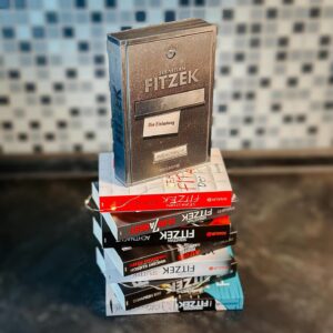 Sebastian Fitzek Instagram - Gewinnspiel - #FITZMAS Adventsspecial✨ 

Da der 4. Advent dieses Jahr auf Heiligabend fällt, ziehe ich das letzte Adventsgewinnspiel etwas vor und verlose bereits heute unter allen Kommentaren ein großes Fitzek-Buch-Paket.
 
Kommentiere mit dem Titel deines Lieblings Fitzek-Thrillers!
 
Das Fitzek-Buch-Paket beinhaltet:
* Die Einladung 
* Elternabend
* ⁠Der Heimweg
* ⁠Splitter
* ⁠Auris - Todesrauschen
* ⁠AchtNacht
* ⁠Der Insasse
* ⁠Flugangst 7A
 
𝗧𝗲𝗶𝗹𝗻𝗮𝗵𝗺𝗲:
@sebastianfitzek folgen✔️
Bild liken und kommentieren✔️

Du kannst das Gewinnspiel gerne in deiner Story teilen, das ist aber keine Voraussetzung.

𝗛𝗶𝗻𝘄𝗲𝗶𝘀:
Der Gewinner wird ausschließlich von meinem offiziellen Profil @sebastianfitzek benachrichtigt! Achtung vor Fake-Profilen!

𝗧𝗲𝗶𝗹𝗻𝗮𝗵𝗺𝗲𝗯𝗲𝗱𝗶𝗻𝗴𝘂𝗻𝗴𝗲𝗻:
• Es wird ein  Fitzek-Buch-Paketverlost. 
• Das Gewinnspiel läuft bis 27.12.23, 23:59 Uhr.
• Der Gewinner wird nach dem Zufallsprinzip ermittelt.
• Teilnahmeberechtigt sind nur Follower der Seite von @sebastianfitzek.
• Der Gewinner wird über Privatnachricht von dem offiziellen Account @sebastianfitzek bei Instagram/Facebook benachrichtigt und aufgefordert, die Annahme des Gewinns zu bestätigen. Bestätigt dieser die Annahme des Gewinns nicht innerhalb einer Woche nach Benachrichtigung, verfällt der Gewinn.
• Eine Auszahlung des Gewinns, z.B. in bar, in Sachwerten o. die Übertragung auf andere Personen ist nicht möglich.
• Das Gewinnspiel steht in keiner Verbindung zu Meta und wird in keiner Weise von Instagram/Facebook gesponsert, unterstützt oder organisiert. Der Rechtsweg ist ausgeschlossen. Den Teilnehmern entstehen gegenüber Meta aus der Teilnahme an dem Gewinnspiel keinerlei Ansprüche.

#sebastianfitzek #fitzek #advent #buch #bücher #psychothriller #buchpaket