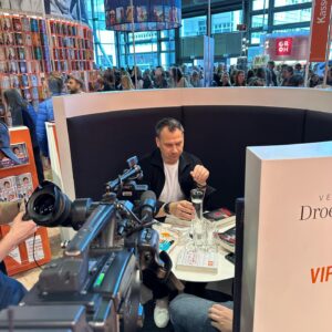 Sebastian Fitzek Instagram - Frankfurter Buchmesse 2023 📚
Danke für viele tolle Momente und herzlichen Glückwunsch an @jana.craemer für den TikTok Book Award als Autorin des Jahres 2023 👏

@buchmesse 

#sebastianfitzek #fitzek #fbm23 #buchmesse #booktok #fitzekeinladung