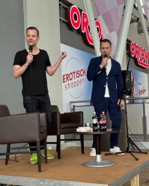 Sebastian Fitzek Instagram - Bestes Bühnenbild ever bei einer Lesung! 😄

Auris 5 Lesung @vincentkliesch 📕 

#bühnenbild #vincentkliesch #sebastianfitzek #ftzk #fitzek #auris5