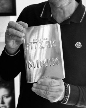 Sebastian Fitzek Instagram - MIMIK GOES GREECE 🇬🇷 Το ψυχολογικό μου θρίλερ, ΜΙΜΙΚ, κυκλοφορεί στα ελληνικά! Ανυπομονώ πολύ να γνωρίσω τους Έλληνες αναγνώστες από κοντά στις 18 Μαΐου στη Θεσσαλονίκη για τη Διεθνή Έκθεση Βιβλίου και στις 20 Μαΐου στην Αθήνα.

#sebastianfitzek #fitzek #greece #greekbookstagram #greekbooks #greekbook #dioptra #dioptrabooks #athen #thessaloniki @dioptrabooks
