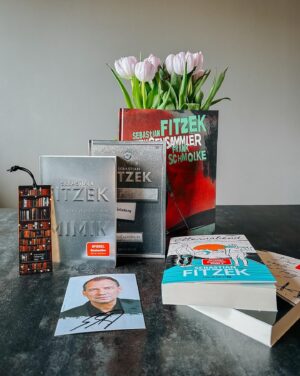 Sebastian Fitzek Instagram - Oster-Verlosung beendet: Gewinne signierte Bücher, ein Lesezeichen, Autogramm und XL-Schokohasen! 🐰 

Finde den Schoko-Osterhasen im ersten Bild und mit etwas Glück gewinnst du! 🕵️‍♀️

Unter allen Kommentaren wird folgendes verlost: 
• Signierte Bücher: Die Einladung, Mimik, Augensammler als Graphic Novel, Elternabend, Der erste letzte Tag
• Signiertes Autogramm
• Lesezeichen aus dem @fitzekshop
• XL Schoko Osterhase 

Teilnahme:
@sebastianfitzek folgen✔️
Bild liken und kommentieren✔️

Du kannst das Gewinnspiel gerne in deiner Story teilen, aber es ist keine Voraussetzung.

•••

Wichtiger Hinweis:❗️ 
Der Gewinner wird ausschließlich von meinem offiziellen Profil @sebastianfitzek benachrichtigt. Per PN, nie hier in den Kommentaren und niemals von einem anderen Profil!

•••

Teilnahmebedingungen unter: 
www.sebastianfitzek.de/teilnahmebedingungen 

• Teilnahmeschluss ist der 30.03.2024, 23:59 Uhr 
• Der Gewinner wird nach dem Zufallsprinzip ermittelt und ausschließlich von diesem Profil kontaktiert. 

Das Gewinnspiel steht in keiner Verbindung zu Instagram und wird in keiner Weise von Instagram gesponsert, unterstützt oder organisiert. Der Rechtsweg ist ausgeschlossen. Den Teilnehmern entstehen gegenüber Instagram aus der Teilnahme an dem Gewinnspiel keinerlei Ansprüche.

#sebastianfitzek #fitzek #bücher #buch #buchverlosung #psychothriller #lesen #lesenmachtglücklich #ostern #schokohase