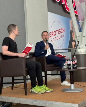 Sebastian Fitzek Instagram - Bestes Bühnenbild ever bei einer Lesung! 😄

Auris 5 Lesung @vincentkliesch 📕 

#bühnenbild #vincentkliesch #sebastianfitzek #ftzk #fitzek #auris5