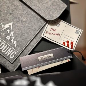 Sebastian Fitzek Instagram - Gewinnspiel - #FITZMAS Adventsspecial✨

Zum 3. Advent verlose ich unter allen Kommentaren 3x eine „DIE EINLADUNG-Fanbox“! 

Die Fanbox zu meinem neuen Buch “Die Einladung” war nach wenigen Minuten vergriffen. Ich möchte drei von euch auf diesem Weg die Chance geben noch eine der begehrten Box zu gewinnen!

Die „DIE EINLADUNG-Fanbox“ beinhaltet: 
Ein signiertes Exemplar der Limited Edition von „Die Einladung“ ✍️📖
Und eine Buchtasche, ein Lesezeichen, Stoffbeutel, Bleistift, Autogrammkarte, Postkarte sowie drei Sticker!

𝗧𝗲𝗶𝗹𝗻𝗮𝗵𝗺𝗲:
@sebastianfitzek folgen✔️
Bild liken und kommentieren✔️

Du kannst das Gewinnspiel gerne in deiner Story teilen, das ist aber keine Voraussetzung.

𝗛𝗶𝗻𝘄𝗲𝗶𝘀: 
Der Gewinner wird ausschließlich von meinem offiziellen Profil @sebastianfitzek benachrichtigt! Achtung vor Fake-Profilen!!!!

𝗧𝗲𝗶𝗹𝗻𝗮𝗵𝗺𝗲𝗯𝗲𝗱𝗶𝗻𝗴𝘂𝗻𝗴𝗲𝗻:
• Es werden 3x1 Die Einladung-Fanbox verlost.
• Es werden 3 Gewinner gezogen, jeder Gewinner erhält eine Fanbox.
• Das Gewinnspiel läuft bis 21.12.23, 23:59 Uhr.
• Der Gewinner wird nach dem Zufallsprinzip ermittelt.
• Teilnahmeberechtigt sind nur Follower der Seite von @sebastianfitzek.
• Der Gewinner wird über Privatnachricht von dem offiziellen Account @sebastianfitzek bei Instagram/Facebook benachrichtigt und aufgefordert, die Annahme des Gewinns zu bestätigen. Bestätigt dieser die Annahme des Gewinns nicht innerhalb einer Woche nach Benachrichtigung, verfällt der Gewinn.
• Eine Auszahlung des Gewinns, z.B. in bar, in Sachwerten o. die Übertragung auf andere Personen ist nicht möglich.
• Das Gewinnspiel steht in keiner Verbindung zu Meta und wird in keiner Weise von Instagram/Facebook gesponsert, unterstützt oder organisiert. Der Rechtsweg ist ausgeschlossen. Den Teilnehmern entstehen gegenüber Meta aus der Teilnahme an dem Gewinnspiel keinerlei Ansprüche.

#sebastianfitzek #fitzek #advent #buch #bücher #psychothriller #fitzekshop #booktok #lesen