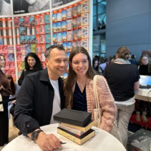Sebastian Fitzek Instagram - Frankfurter Buchmesse 2023 📚
Danke für viele tolle Momente und herzlichen Glückwunsch an @jana.craemer für den TikTok Book Award als Autorin des Jahres 2023 👏

@buchmesse 

#sebastianfitzek #fitzek #fbm23 #buchmesse #booktok #fitzekeinladung