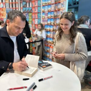 Sebastian Fitzek Instagram - Frankfurter Buchmesse 2023 📚
Danke für viele tolle Momente und herzlichen Glückwunsch an @jana.craemer für den TikTok Book Award als Autorin des Jahres 2023 👏

@buchmesse 

#sebastianfitzek #fitzek #fbm23 #buchmesse #booktok #fitzekeinladung