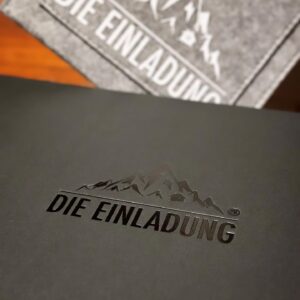 Sebastian Fitzek Instagram - Gewinnspiel - #FITZMAS Adventsspecial✨

Zum 3. Advent verlose ich unter allen Kommentaren 3x eine „DIE EINLADUNG-Fanbox“! 

Die Fanbox zu meinem neuen Buch “Die Einladung” war nach wenigen Minuten vergriffen. Ich möchte drei von euch auf diesem Weg die Chance geben noch eine der begehrten Box zu gewinnen!

Die „DIE EINLADUNG-Fanbox“ beinhaltet: 
Ein signiertes Exemplar der Limited Edition von „Die Einladung“ ✍️📖
Und eine Buchtasche, ein Lesezeichen, Stoffbeutel, Bleistift, Autogrammkarte, Postkarte sowie drei Sticker!

𝗧𝗲𝗶𝗹𝗻𝗮𝗵𝗺𝗲:
@sebastianfitzek folgen✔️
Bild liken und kommentieren✔️

Du kannst das Gewinnspiel gerne in deiner Story teilen, das ist aber keine Voraussetzung.

𝗛𝗶𝗻𝘄𝗲𝗶𝘀: 
Der Gewinner wird ausschließlich von meinem offiziellen Profil @sebastianfitzek benachrichtigt! Achtung vor Fake-Profilen!!!!

𝗧𝗲𝗶𝗹𝗻𝗮𝗵𝗺𝗲𝗯𝗲𝗱𝗶𝗻𝗴𝘂𝗻𝗴𝗲𝗻:
• Es werden 3x1 Die Einladung-Fanbox verlost.
• Es werden 3 Gewinner gezogen, jeder Gewinner erhält eine Fanbox.
• Das Gewinnspiel läuft bis 21.12.23, 23:59 Uhr.
• Der Gewinner wird nach dem Zufallsprinzip ermittelt.
• Teilnahmeberechtigt sind nur Follower der Seite von @sebastianfitzek.
• Der Gewinner wird über Privatnachricht von dem offiziellen Account @sebastianfitzek bei Instagram/Facebook benachrichtigt und aufgefordert, die Annahme des Gewinns zu bestätigen. Bestätigt dieser die Annahme des Gewinns nicht innerhalb einer Woche nach Benachrichtigung, verfällt der Gewinn.
• Eine Auszahlung des Gewinns, z.B. in bar, in Sachwerten o. die Übertragung auf andere Personen ist nicht möglich.
• Das Gewinnspiel steht in keiner Verbindung zu Meta und wird in keiner Weise von Instagram/Facebook gesponsert, unterstützt oder organisiert. Der Rechtsweg ist ausgeschlossen. Den Teilnehmern entstehen gegenüber Meta aus der Teilnahme an dem Gewinnspiel keinerlei Ansprüche.

#sebastianfitzek #fitzek #advent #buch #bücher #psychothriller #fitzekshop #booktok #lesen