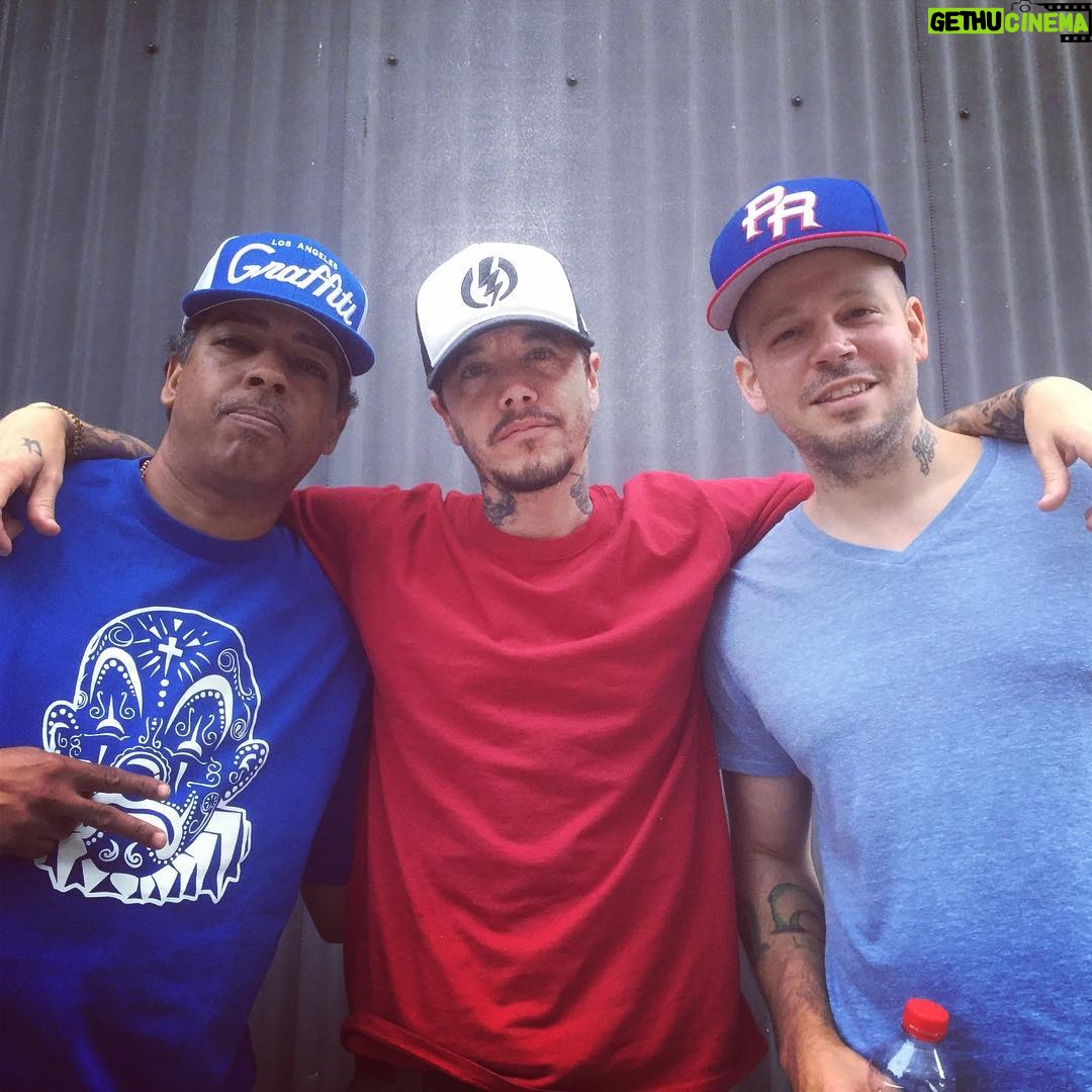 Sebastián Ortega - 6.2K Likes - Hoy me visitaron dos grandes compañeros @residente @eric_bobo @cypresshill en @undertransmedia @telefe