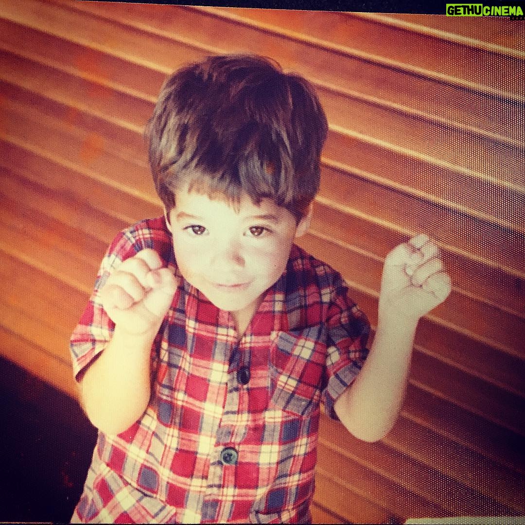 Sebastián Ortega - 3K Likes - Aunque no lo crean aún recuerdo el momento en el que mi papá me saco esta foto en mis pj.