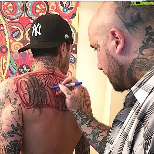 Sebastián Ortega - 3K Likes - Tattoo day en casa con el genio de @robbie_ice