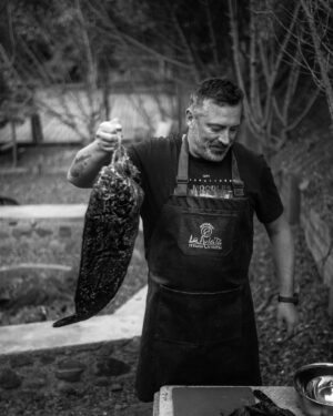 Sebastián Sichel Instagram - Otra vieja! Y se fue a ceviche.
La hicimos para el fin de año. Junto al pejeperro y el rollizo, para mi los mejores peces de nuestras costas. 
La hicimos en dos tipos de ceviches -sirve tb con otros pescados firmes (corvina, reineta, atún, etc)
1. Ceviche polinesico:
Se pica en cuadros y se le da un golpe de frío. Se aliña con pepino cortado en cuadros (sin pepas), pimenton rojo en cubos, perejil -si, perejil- y medio tarro de leche de coco. El limón justo antes de servirlo. Sal, jengibre rallado y pimienta a gusto. 
2. Ceviche peruano: pescado en cubos y golpe de frío. 
Se hace leche de tigre (restos de pescado, apio, pimentón, cilantro, jengibre, limón) se cuela y reserva para aliñar al final. Además se cort cebolla morada en pluma, cilantro y pimienton rojo. Se dice bien frío. 

Lo dejo acá para compartir parte de lo que me relaja y hace feliz. Mención especial a las fotos que me tomo mientras limpiaba el pescado a @desdelzokalo