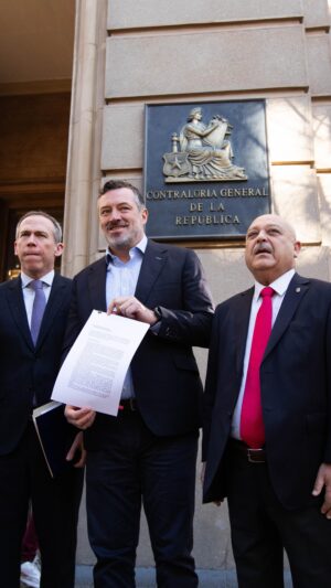 Sebastián Sichel Instagram - Hoy presentamos una denuncia en la Contraloría General de la República por los últimos hechos que afectan a la comuna de Ñuñoa luego que el municipio adjudicara por trato directo a la misma empresa con la que tiene una disputa judicial. 

Esto es por un bien ético y jurídico, no podemos dejar que se sigan mal administrando los bienes municipales y de todos los ñuñoínos. 

#ÑuñoaSeguroMejor