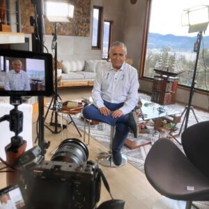 Sebastián Ugarte Instagram - Amigos, ya estamos trabajando en la segunda temporada de @horaconeldoctor en las pantallas de @canal_13c  combinando salud, medicina, arte, hábitos saludables y cultura. Los esperamos!!