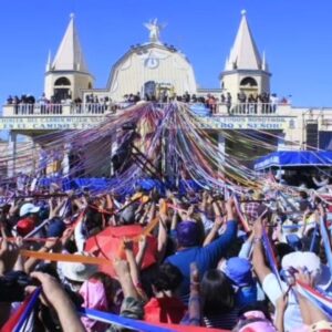 Sebastián Ugarte Instagram - Cada 16 de julio, La Tirana (Tarapacá, Chile) se llena de vida con la multitudinaria Fiesta de La Tirana, en honor a la Virgen del Carmen, conocida cariñosamente como la "Chinita de la Pampa". ¡Una celebración de fe y tradición que une a miles! #FiestaDeLaTirana #virgendelcarmen