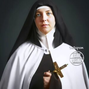 Sebastián Ugarte Instagram - Juana Fernández Solar, más conocida como Teresa de Los Andes, nació en Santiago, Chile, el 13 de julio de 1900. Estuvo profundamente influenciada por la autobiografía de Santa Teresa de Lisieux, la cual la inspiró a vivir una vida dedicada a Dios. A pesar de su corta vida, fue conocida por su profunda espiritualidad y alegría. Fue canonizada por el Papa Juan Pablo II en 1993 y es un modelo de santidad juvenil, inspirando a muchos a través de sus cartas y escritos.
