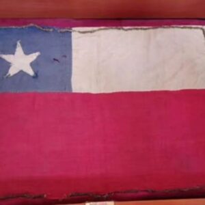Sebastián Ugarte Instagram - El 9 y 10 de julio de 1882, en La Concepción, Perú, 77 jóvenes del regimiento Chacabuco, entre 16 y 18 años, resistieron heroicamente el ataque de dos mil soldados peruanos durante dos días, resultando en la muerte de todo el contingente chileno. Su valentía, manteniendo la bandera alzada, hizo que el 9 de julio se celebre el juramento a la bandera de Chile #HéroesDeLaConcepción. Foto de la bandera guardada durante 32 años por el general Estanislao del Canto