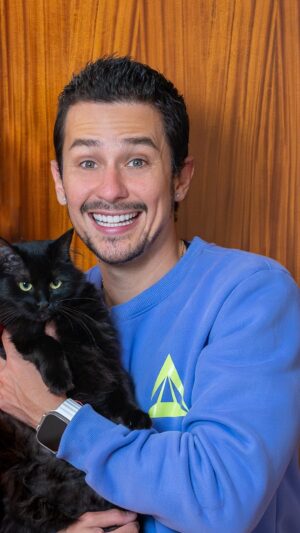 Sebastián Vega Instagram - 😁 CONOCEN A ALGUIEN ASÍ ⁉️

Estoy seguro que si ‼️
Se llaman Siri y Alexa, las amamos 💚🐈🐈‍⬛
Y no es chiste es mi anécdota 😂😂 

Con @UnikatArena nos aseguramos de tenerlas felices y cómodas 
no solo a ellas, a nosotros también, con una casa más limpia y ordenada 🧼🫧

Prueben la Arena y me cuentan 😜

#ArenaUnikat #Unikat #MasGatosFelices
#Publicidad.