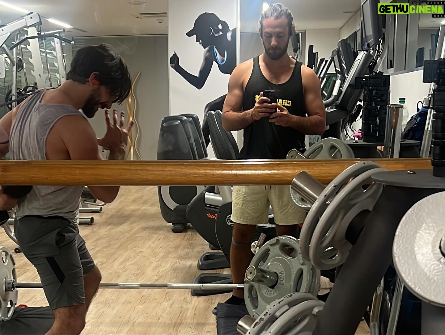 Sebastián Zurita - 6K Likes - Un poco de vacación, un poco de trabajo, un poco de comida, un tanto de vino y un mucho de vida.