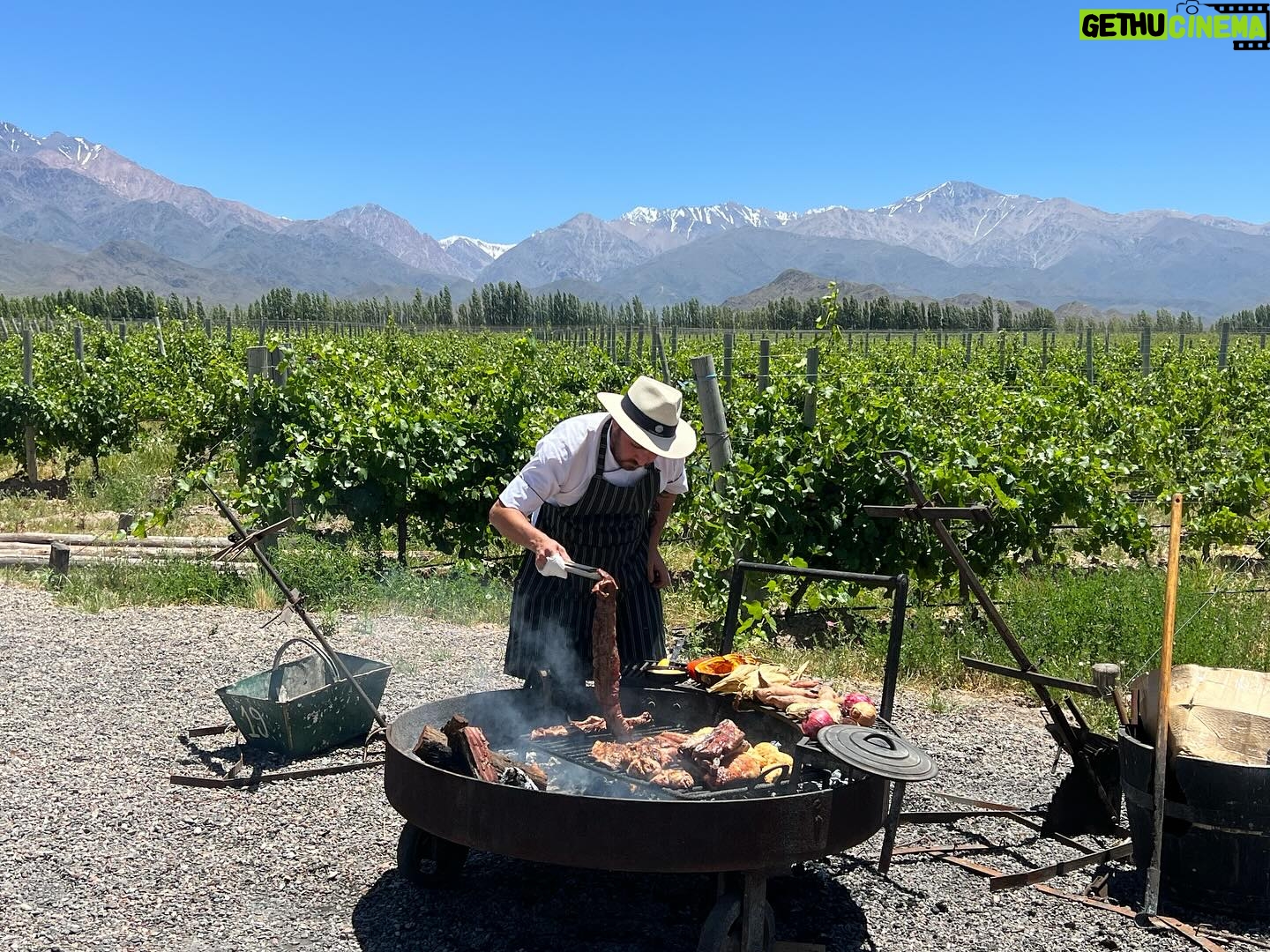 Sebastián Zurita - 6K Likes - Un poco de vacación, un poco de trabajo, un poco de comida, un tanto de vino y un mucho de vida.