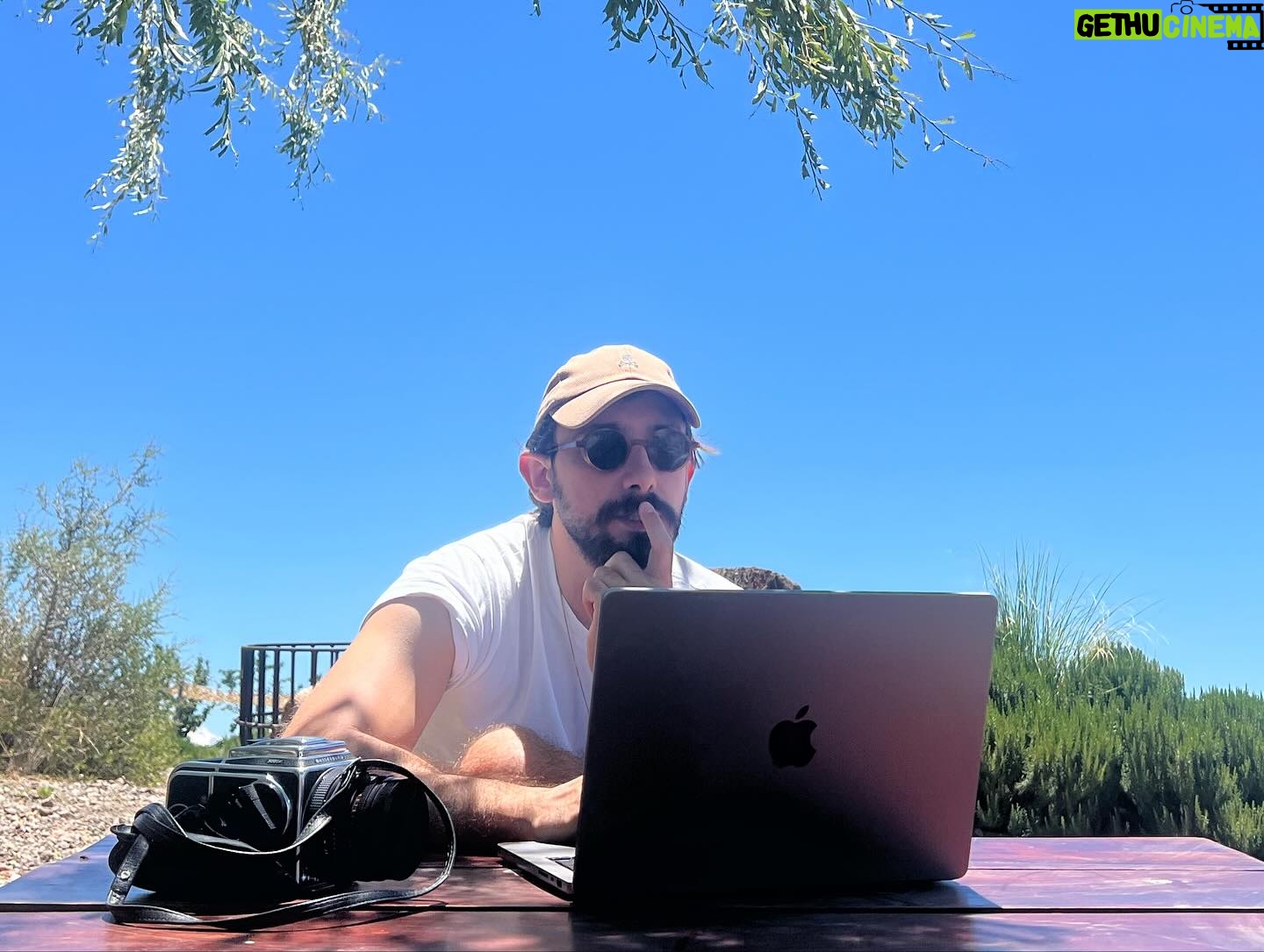 Sebastián Zurita - 6K Likes - Un poco de vacación, un poco de trabajo, un poco de comida, un tanto de vino y un mucho de vida.