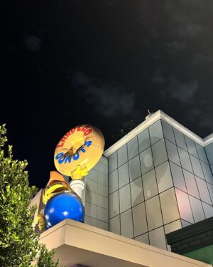 Sébastien-Abdelhamid Godelu Instagram - Quand j’explique à Milhouse qu’il n’est peut être pas dans la meilleure série animée signé Matt Groening mais que c’est cool quand même ! Bref, je suis parti rendre visite à quelques potes ! #springfield #simpsons #thesimpsons #futurama