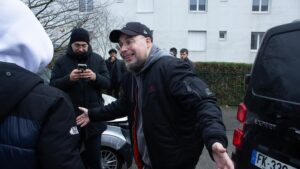Sébastien-Abdelhamid Godelu Instagram - Retour aux sources ! Distribution gratuite de ma dernière collaboration Asics X Naruto devant mon immeuble, dans la ville qui m’a vu grandir : Canteleu. Tout ce que je fais aujourd’hui est motivé par l’envie de partager, absolument tout ! Il me semble naturel de revenir là où tout a commencé, là où j’ai grandi, là où j’ai tant rêvé, emprisonné dans un quotidien qui laissait peu de place à l’espoir. Revenir auprès de ceux qui ont besoin de rêves et d’espoir ❤️. C’est très émouvant de retrouver des personnes avec qui j’ai grandi ou qui m’ont vu grandir, de voir des parents, des enfants, différentes générations venant de tous horizons. Merci à tous pour cette incroyable aventure, et un grand merci à @asics_sportstyle et @courir pour leur soutien indéfectible dans ces projets audacieux. Merci à vous tous qui me permettez de clore ce chapitre magnifique ! (Enfin, peut-être que… ce n’est pas la fin. Photo spoiler à la fin 👀).

Vidéo : @karimyatrib 
Photo : Lala