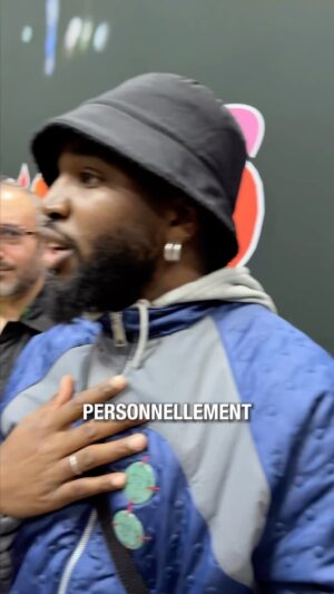 Sébastien-Abdelhamid Godelu Instagram - LES BACKSTAGE DE LA GEL-NYC NARUTO 🔥 
➖ 
On était à la PGW pour découvrir la dernière paire de @sebastien_abdelhamid avec Asics et Naruto, et même Sean qui en a rien à faire de Naruto est en plein kiff sur la paire !

Le coloris est vraiment NRV ! Les détails et le traitement sur la paire sont terribles, le lock lace qui reprend le rouleau de Naruto et les flammes à l’arrière c’est chaud, puis les détails orange sur le logo Asics et la languette ça envoie

Sur le upper on retrouve que des matériaux premium comme du nylon ripstop, du cuir, du daim, du TPU, le tout sur la Gel-NYC, le dernier modèle d’Asics, qui est grave apprécié en plus

Avec les 3 premières paires, Abdel avait quand même réussi à faire plaisir aux fans de Naruto et aussi aux consommateurs de sneakers en prenant des modèles emblématiques de la marque (la Gel-1130 et la Gel Lyte 3) en amenant le délire de tear away qui est vraiment spécifique au monde de la sneakers

Il nous a aussi expliqué que c’est lui qui a choisi la Gel-NYC pour la collab, de base il devait taffer sur d’autres classiques d’Asics mais en voyant passer un sample du modèle, il a eu un VRAI coup de cœur et il a forcé de fou pour taffer dessus 

Et c’est aussi ça qui nous a choqué quand on a vu la paire, le choix du modèle est grave pertinent et ça veut dire qu’Abdel a eu la vision des mois avant la sortie de la paire que ça serait une frappe

La paire reprend la tenue de Naruto pendant l’Arc Pain, pour le moment c’est la seule paire, mais il se pourrait bien que d’autres coloris suivent plus tard 👀 

En plus de la paire on va avoir droit à un pack de 6 accessoires, on a pas pu les voir encore, mais Abdel a promis que ça allait régaler, et y aura aussi une carte avec une illustration exclusive de Naruto et une special box

Mais c’est pas tout, en décembre y aura aussi la sortie d’un bombers réversible, on a pas plus d’infos là-dessus pour le moment mais on vous tiendra au jus dès qu’on en sait plus

La Gel-NYC Naruto drop le 11 décembre pour 170€ en ligne et en magasin chez @courir et elle est dispo en précommande à la PGW sur le Stand Asics x Naruto !
➖ 
@sebastien_abdelhamid @asics_sportstyle @courir
#asicsnaruto #asicsxnaruto