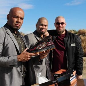 Sébastien-Abdelhamid Godelu Instagram - Backstage du shooting de notre pub US avec la famille @danielmoncada et @luis_moncada ! ❤️
C’est une dinguerie quand même 😂
#breakingbad #bettercallsaul #naruto #asicsXNaruto