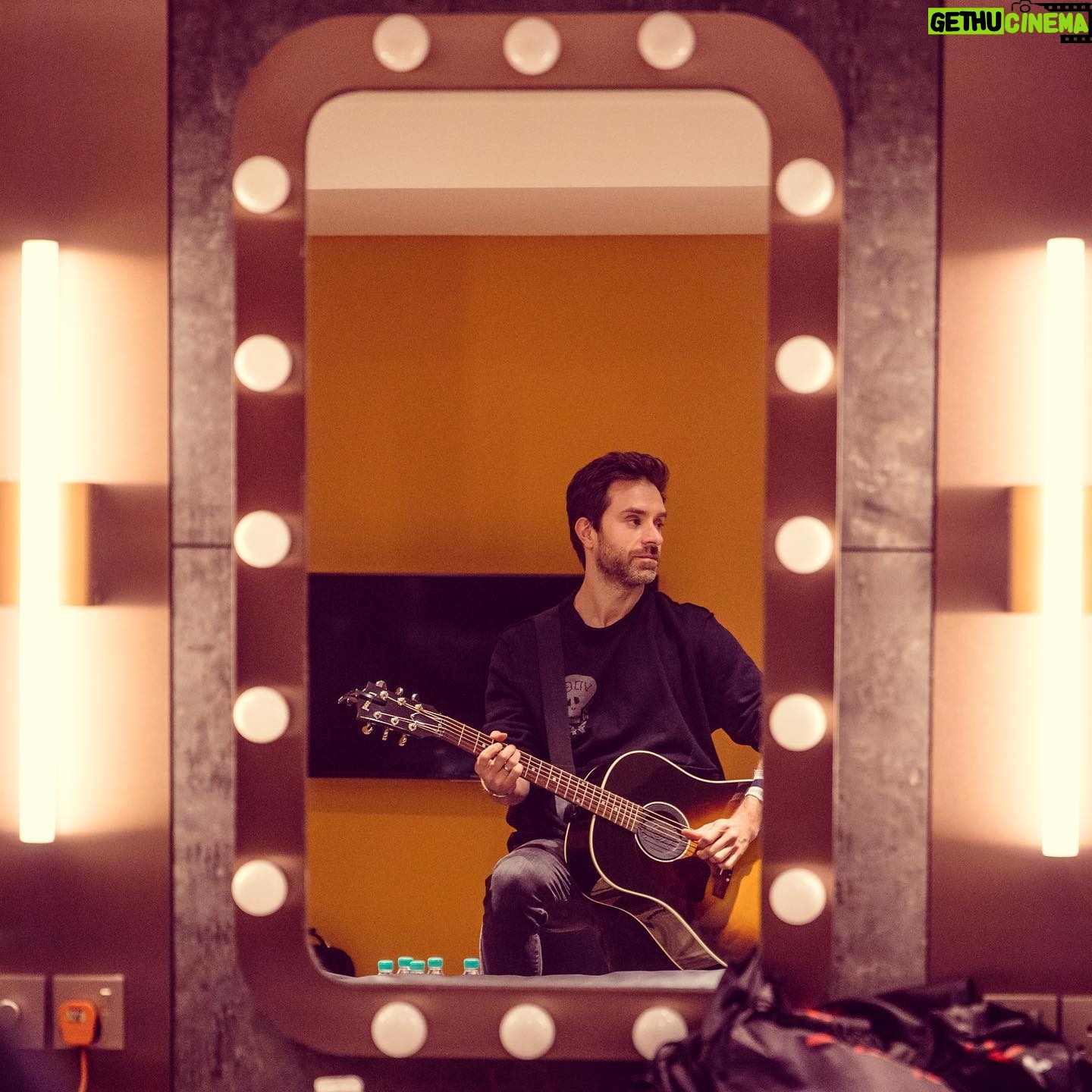 Sébastien Lefebvre - 2.4K Likes - I’m not even looking.
#mirror #guitars #acoustic #backstage
📸 @skylerbarberio