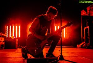 Sébastien Lefebvre Instagram - Solid Stranger Things vibes here by @skylerbarberio
Dun dun dun dun dun dun dun dun…
#strangerthings #red #concertphoto #livemusic