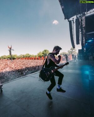 Sébastien Lefebvre Instagram - A lot of people showed up for our set at @hellfestopenair today… like, a LOT
@simpleplan
#france #festival #metal
📸 @shotbywozniak