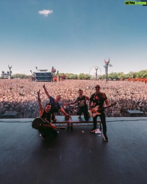 Sébastien Lefebvre Instagram - A lot of people showed up for our set at @hellfestopenair today… like, a LOT
@simpleplan
#france #festival #metal
📸 @shotbywozniak