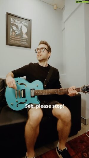 Sébastien Lefebvre Instagram - You don’t need a watch when you play in a rock band! 🎸🤷‍♂️😬🤣

#guitar #joke #funny #dadjoke #simpleplan #poppunk
