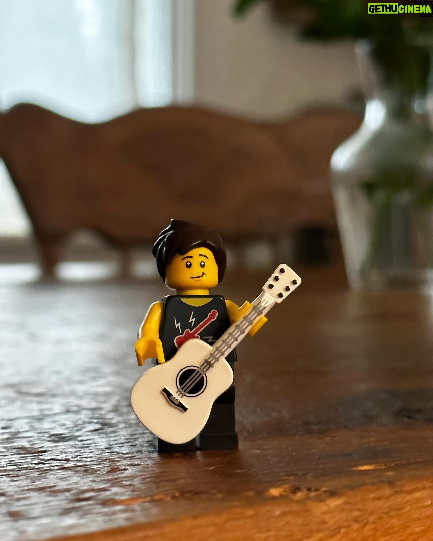 Sébastien Lefebvre - 1.7K Likes - Got some lookalike dude to fill in for me at home.
#lego #guitars #tour #home
