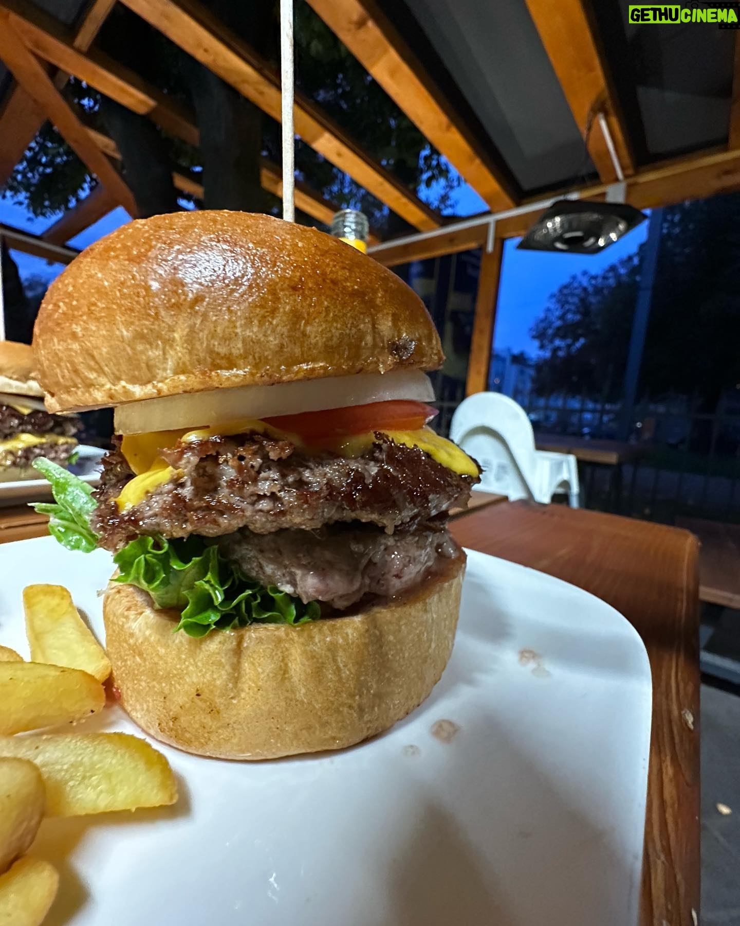 Sébastien Lefebvre - 1.6K Likes - Monday phone dump coffee / food edition.
Stay tuned tomorrow for the rando pics edition.
#coffee #burgers #tour #food #coffeeporn
