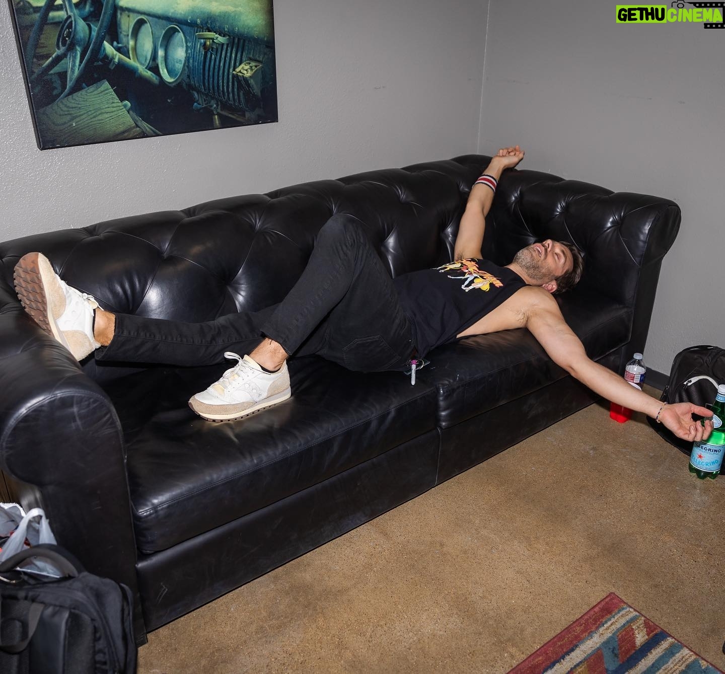 Sébastien Lefebvre - 1.6K Likes - I’m obviously posing here.
#couch #backstage #tourlife #nap #saylormoon
📸 @skylerbarberio