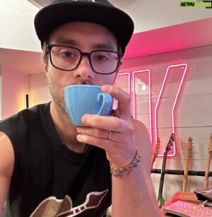 Sébastien Lefebvre Instagram - Coffee cats compose.
#sharingcoffee #homestudio #coffee