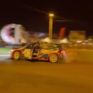 Sébastien Loeb Instagram - P1 après 4 spéciales dans une ambiance de fou 🔥 

J’étais obligé de vous saluer pour vous remercier 🫣🤭 

#RedBull #RichardMille #Sadev #Vulcanet #RunTrophyEvents