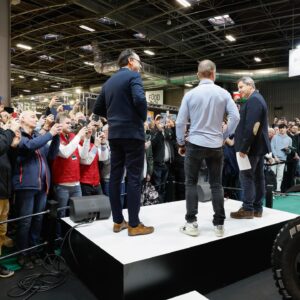 Sébastien Loeb Instagram - ⭐️ @sebloebofficiel célébré à @retromobile_paris ⭐️

L’occasion de retracer les moments forts de la carrière du nonuple Champion du Monde des Rallyes et de se projeter sur le nouveau programme @officialw2rc avec @dacia et le Sandrider 🇫🇷

#ffsa #loeb #retromobile #dakar #dacia