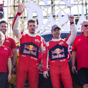 Sébastien Loeb Instagram - De retour à la maison avec un nouveau trophée 🏆 

Même si ce n’est toujours pas celui pour lequel on se bat si dur, il faut avoir à l’esprit l’exigeance et la difficulté que représente un @dakar 🥵 

Terminer pour la 5e fois sur le podium reste une belle performance selon moi et je tiens sincèrement à remercier @fabianlurquin avec qui nous avons fait du bon travail cette année encore, toute l’équipe @braidxtreme, @prodriveofficial et @bfgoodricheurope avec qui nous avons encore appris des choses en vue du futur 🔜

Je suis impatient d’attaquer le projet avec @dacia_france et qu’on se mette au boulot avec la phase de développement qui sera déterminante ! Tout va se jouer dans les prochains mois si l’on veut un jour soulever ce fameux trophée 💪🏻 

Avant de passer au @tropheeandros dès le week-end prochain, je voudrais souligner trois dernières choses : 

👉🏻 la performance de @carlossainzoficial et de Luca durant ces 2 dernières semaines. Ils n’ont commis aucune erreur et ont su passer à travers les pièges. Leur victoire est méritée. Et puis, Carlos est un adversaire redoutable avec une grande classe depuis toutes ces années. 

👉🏻 la victoire de mon équipe @loebracing en SSV 🏆 Je suis extrêmement fier d’eux et de Xavier et Martin pour ce succès là aussi amplement mérité 👌🏻 

👉🏻 la victoire de @cris_tortu 🇪🇸 Increíble ! 

Bon dimanche à tous et rendez-vous très vite pour de nouvelles aventures 😉 

#BRX #DakarRally #W2RC #BFGoodrich #RedBull  #RichardMille #Bardahl #Vulcanet #Bell
