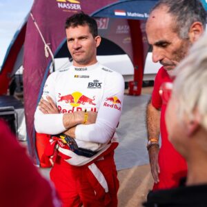 Sébastien Loeb Instagram - De retour à la maison avec un nouveau trophée 🏆 

Même si ce n’est toujours pas celui pour lequel on se bat si dur, il faut avoir à l’esprit l’exigeance et la difficulté que représente un @dakar 🥵 

Terminer pour la 5e fois sur le podium reste une belle performance selon moi et je tiens sincèrement à remercier @fabianlurquin avec qui nous avons fait du bon travail cette année encore, toute l’équipe @braidxtreme, @prodriveofficial et @bfgoodricheurope avec qui nous avons encore appris des choses en vue du futur 🔜

Je suis impatient d’attaquer le projet avec @dacia_france et qu’on se mette au boulot avec la phase de développement qui sera déterminante ! Tout va se jouer dans les prochains mois si l’on veut un jour soulever ce fameux trophée 💪🏻 

Avant de passer au @tropheeandros dès le week-end prochain, je voudrais souligner trois dernières choses : 

👉🏻 la performance de @carlossainzoficial et de Luca durant ces 2 dernières semaines. Ils n’ont commis aucune erreur et ont su passer à travers les pièges. Leur victoire est méritée. Et puis, Carlos est un adversaire redoutable avec une grande classe depuis toutes ces années. 

👉🏻 la victoire de mon équipe @loebracing en SSV 🏆 Je suis extrêmement fier d’eux et de Xavier et Martin pour ce succès là aussi amplement mérité 👌🏻 

👉🏻 la victoire de @cris_tortu 🇪🇸 Increíble ! 

Bon dimanche à tous et rendez-vous très vite pour de nouvelles aventures 😉 

#BRX #DakarRally #W2RC #BFGoodrich #RedBull  #RichardMille #Bardahl #Vulcanet #Bell