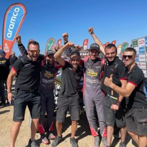 Sébastien Loeb Instagram - De retour à la maison avec un nouveau trophée 🏆 

Même si ce n’est toujours pas celui pour lequel on se bat si dur, il faut avoir à l’esprit l’exigeance et la difficulté que représente un @dakar 🥵 

Terminer pour la 5e fois sur le podium reste une belle performance selon moi et je tiens sincèrement à remercier @fabianlurquin avec qui nous avons fait du bon travail cette année encore, toute l’équipe @braidxtreme, @prodriveofficial et @bfgoodricheurope avec qui nous avons encore appris des choses en vue du futur 🔜

Je suis impatient d’attaquer le projet avec @dacia_france et qu’on se mette au boulot avec la phase de développement qui sera déterminante ! Tout va se jouer dans les prochains mois si l’on veut un jour soulever ce fameux trophée 💪🏻 

Avant de passer au @tropheeandros dès le week-end prochain, je voudrais souligner trois dernières choses : 

👉🏻 la performance de @carlossainzoficial et de Luca durant ces 2 dernières semaines. Ils n’ont commis aucune erreur et ont su passer à travers les pièges. Leur victoire est méritée. Et puis, Carlos est un adversaire redoutable avec une grande classe depuis toutes ces années. 

👉🏻 la victoire de mon équipe @loebracing en SSV 🏆 Je suis extrêmement fier d’eux et de Xavier et Martin pour ce succès là aussi amplement mérité 👌🏻 

👉🏻 la victoire de @cris_tortu 🇪🇸 Increíble ! 

Bon dimanche à tous et rendez-vous très vite pour de nouvelles aventures 😉 

#BRX #DakarRally #W2RC #BFGoodrich #RedBull  #RichardMille #Bardahl #Vulcanet #Bell