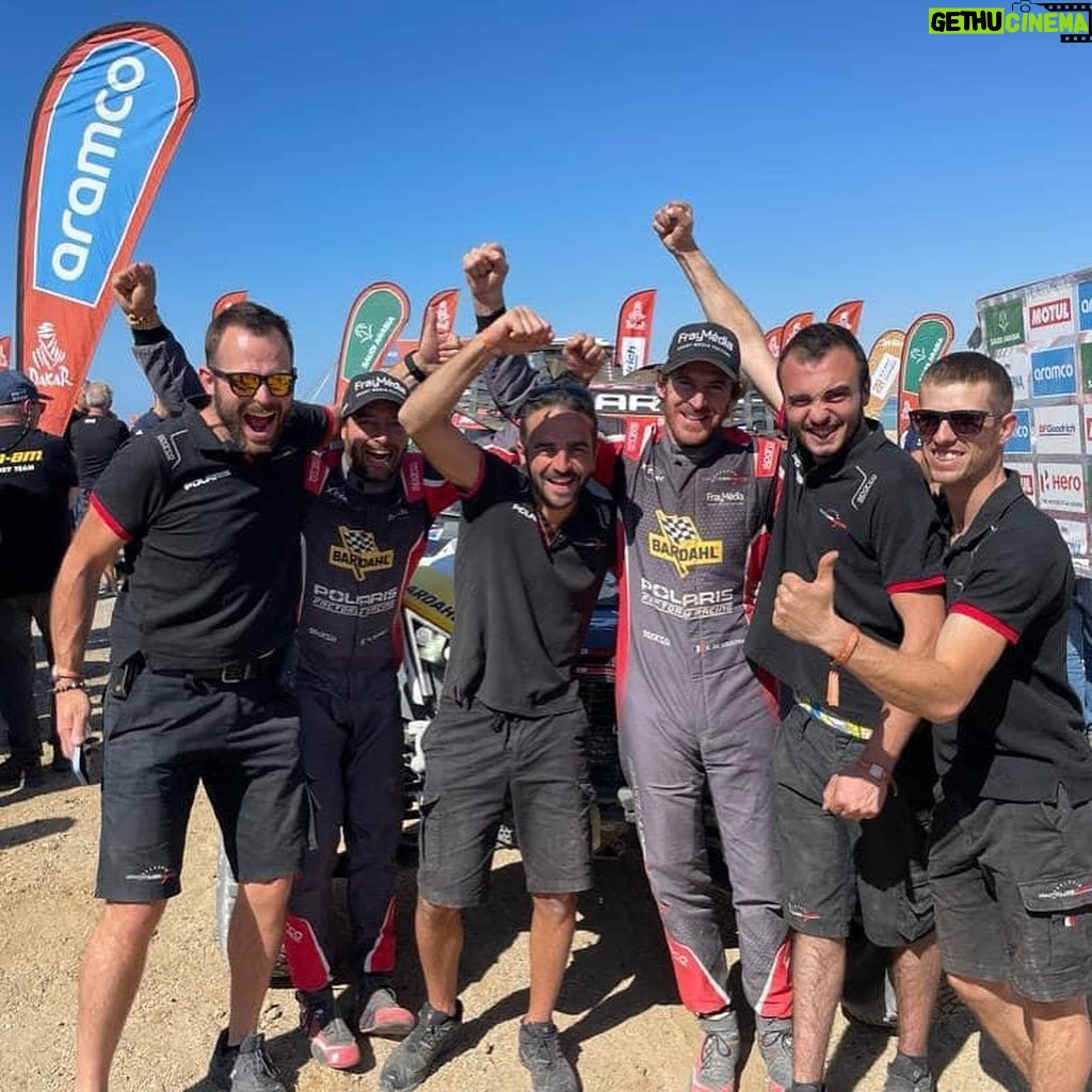 Sébastien Loeb - 58.5K Likes - De retour à la maison avec un nouveau trophée 🏆
Même si ce n’est toujours pas celui pour lequel on se bat si dur, il faut avoir à l’esprit l’exigeance et la difficulté que représente un @dakar 🥵
Terminer pour la 5e fois sur le podium reste une belle performance selon moi et je tiens sincèrement à remercier @fabianlurquin avec qui nous avons fait du bon travail cette année encore, toute l’équipe @braidxtreme, @prodriveofficial et @bfgoodricheurope avec qui nous avons encore appris des choses en vue du futur 🔜
Je suis impatient d’attaquer le projet avec @dacia_france et qu’on se mette au boulot avec la phase de développement qui sera déterminante ! Tout va se jouer dans les prochains mois si l’on veut un jour soulever ce fameux trophée 💪🏻
Avant de passer au @tropheeandros dès le week-end prochain, je voudrais souligner trois dernières choses :
👉🏻 la performance de @carlossainzoficial et de Luca durant ces 2 dernières semaines. Ils n’ont commis aucune erreur et ont su passer à travers les pièges. Leur victoire est méritée. Et puis, Carlos est un adversaire redoutable avec une grande classe depuis toutes ces années.
👉🏻 la victoire de mon équipe @loebracing en SSV 🏆 Je suis extrêmement fier d’eux et de Xavier et Martin pour ce succès là aussi amplement mérité 👌🏻
👉🏻 la victoire de @cris_tortu 🇪🇸 Increíble !
Bon dimanche à tous et rendez-vous très vite pour de nouvelles aventures 😉
#BRX #DakarRally #W2RC #BFGoodrich #RedBull #RichardMille #Bardahl #Vulcanet #Bell