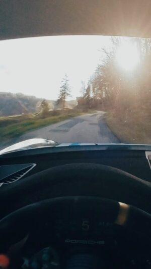 Sébastien Loeb Instagram - Ma vie à 50 ans ?! Toujours à fond 🚀😜 

Un immense merci à vous toutes et tous pour vos messages et marques d’affection tout au long de la journée 🙌🏻 

Et merci à @gwenlagrue pour ce beau cadeau d’anniversaire hier 🤩

#RedBull #RichardMille #Bell 

——

🎥 @mathanneproduction / @pierresmnl