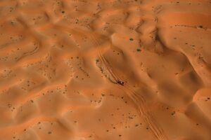 Sébastien Loeb Instagram - Quelle aventure ce @dakarrally 🥵 

Une spéciale sur 2 jours, tant de pièges à éviter et une nuit sous les étoiles ⛺️✨ 

Heureux de remporter cette fameuse « étape marathon » et de revenir sur le podium 👌🏻 

Place à une journée de repos bien méritée 😅 Et bon courage à toutes les équipes @braidxtreme et @bfgoodricheurope qui ne vont quant à elles pas se relâcher 💪🏻

—
🇬🇧 What an adventure this Dakar Rally 🥵 

A special stage over 2 days, so many pitfalls to avoid and a night under the stars ⛺️✨ 

Happy to win this famous "marathon stage" and to be back on the podium 👌🏻 

Now it's time for a well-deserved rest day 😅 And good luck to all the Bahrain Raid Xtreme and BFGoodrich Tires teams, who won't be slacking off 💪🏻

#BRX #DakarRally #W2RC #BFGoodrich #RedBull  #RichardMille #Bardahl #Vulcanet #Bell