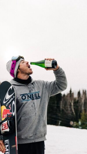 Sébastien Toutant Instagram - New year, new opportunities!
Let’s make 2024 even more awesome!! 🤟🏼💙 
#cheers #newyear  #snowboarding #letsgetit