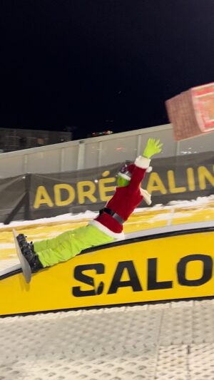 Sébastien Toutant Instagram - Santa vs. the Grinch 🎅🏼🎄🏂 

#santavsgrinch #snowboarding #holiday #christmas 📱: @max_trudel